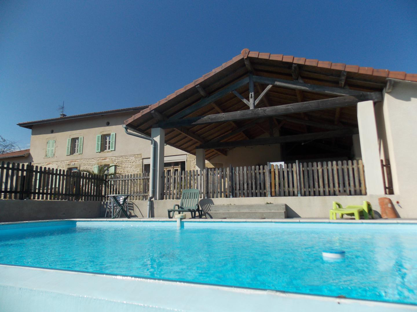 Le domaine à la mare du Vieux Chêne, vue sur la piscine