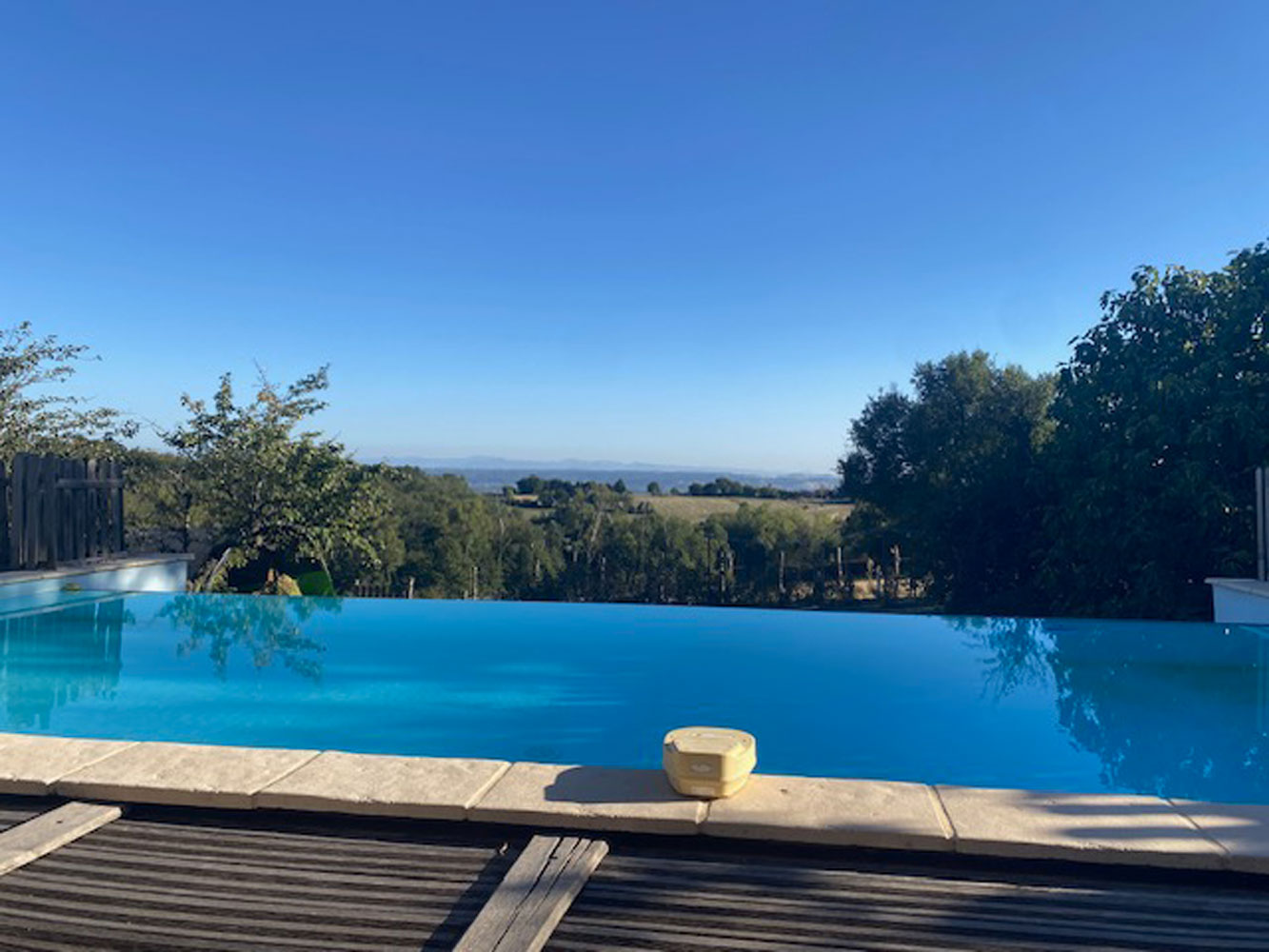 Piscine à débordement